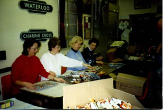 Aileen, Lyn, Stella, Kath xmas present wraping